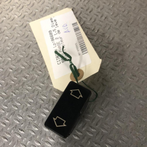Commande lève-glace porte avant droite Citroën SAXO 1.5 d (1996-2001)