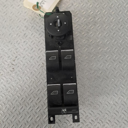 Commande lève-glace porte avant gauche Ford FOCUS III A trois volumes 1.6 tdci (2010)