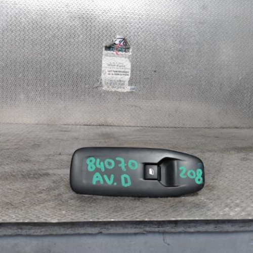 Commande lève-glace porte avant droite Peugeot 208 I 1.6 hdi (2012)