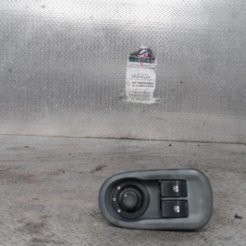 Commande lève-glace porte avant gauche Nissan NV400 Camionnette Dci 145 (2011)