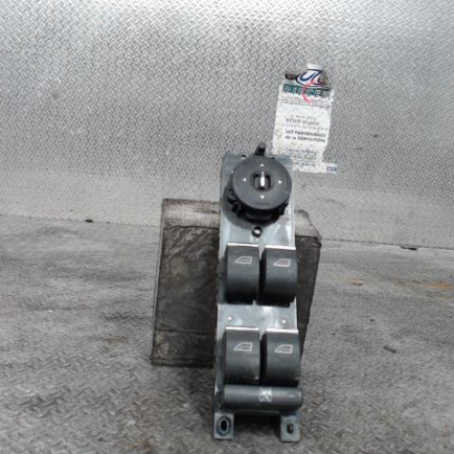 Commande lève-glace porte avant gauche Ford FOCUS III A trois volumes 1.6 tdci (2010)