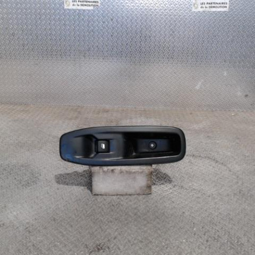 Commande lève-glace porte avant droite Peugeot 208 I 1.2 vti 82 (2012)
