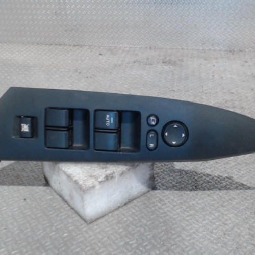 Commande lève-glace porte avant gauche Mazda 3 A trois volumes 1.6 mzr cd (2008-2013)