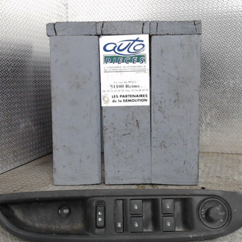 Commande lève-glace porte avant gauche OPEL MOKKA 1  0