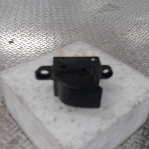 Commande leve-glace porte arrière droite Mazda 6 A trois volumes 2.0 di (2002-2007)