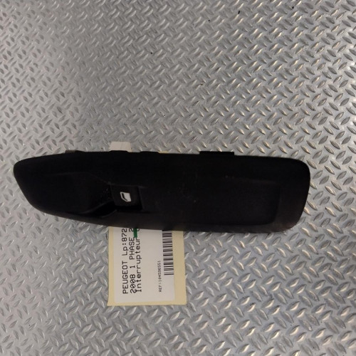 Commande lève-glace porte avant droite Peugeot 2008 I 1.2 thp 110 - puretech 110 (2015) 5 portes