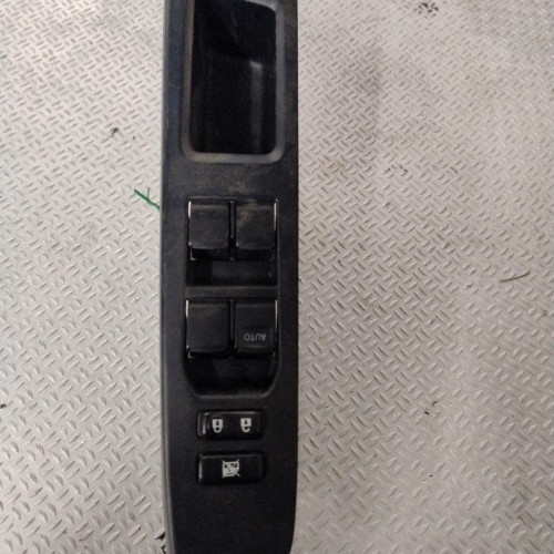 Commande lève-glace porte avant gauche Toyota YARIS 1.5 hybrid (2012)
