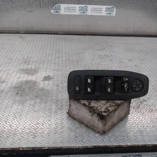 Commande lève-glace porte avant gauche Peugeot 208 I 1.2 thp 110 (2013)