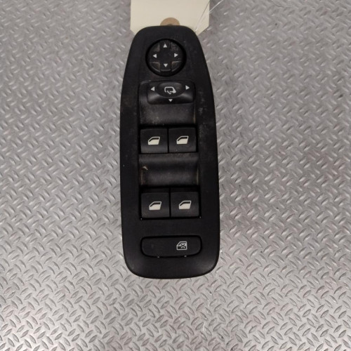 Commande lève-glace porte avant gauche Peugeot 208 I 1.2 puretech 82 (2018)