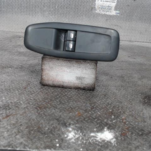 Commande lève-glace porte avant gauche Peugeot 208 I 1.6 hdi - bluehdi 75 (2013) 5 portes