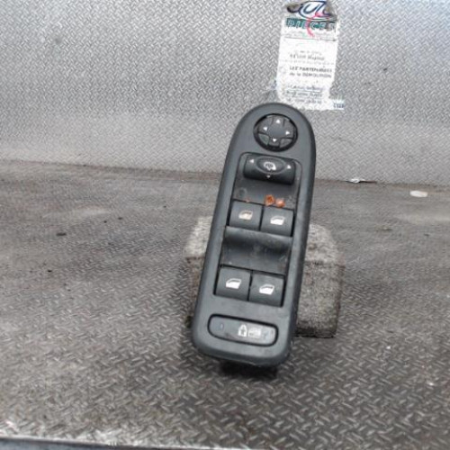 Commande lève-glace porte avant gauche Citroën C5 III 1.6 hdi 115 (2012)