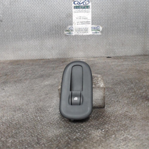 Commande lève-glace porte avant droite Renault KANGOO Express 1.5 dci 85 (2008)