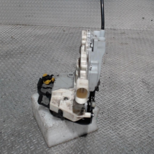Serrure porte avd Audi A4 B7 Avant 3.0 tdi quattro (2004-2008)