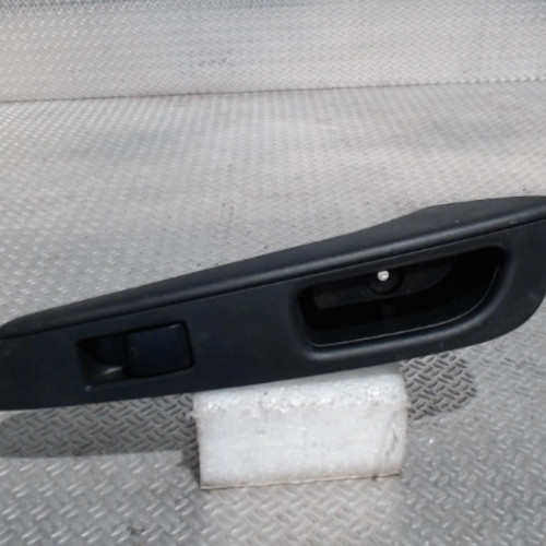 Commande leve-glace porte arrière gauche Nissan NOTE 1.5 dci (2013)