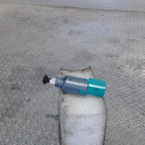 Contacteur de stop sur pedale  RENAULT TRAFIC 3  0