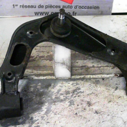 Triangle sup avg Nissan PATHFINDER III 2.5 dci 4wd (2005)