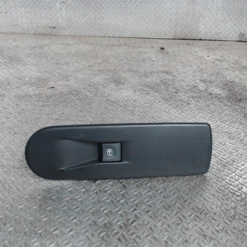 Commande lève-glace porte avant droite RENAULT CAPTUR 1  0