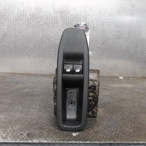 Commande lève-glace porte avant gauche Peugeot 208 I 1.0 (2012)
