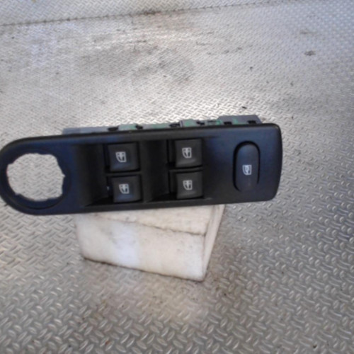 Commande lève-glace porte avant gauche RENAULT CAPTUR 1  0
