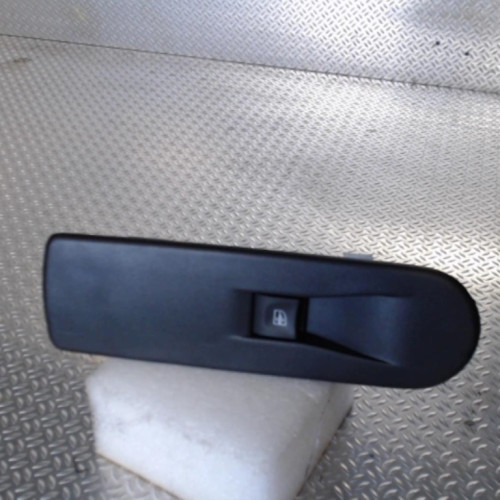Commande lève-glace porte avant droite RENAULT CAPTUR 1  0
