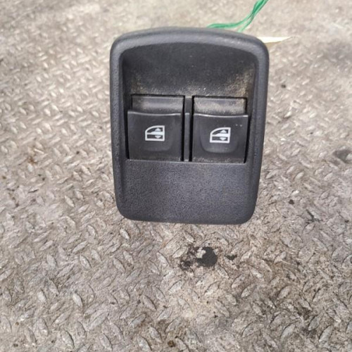 Commande lève-glace porte avant gauche Dacia DOKKER Monospace 1.5 dci (2012)