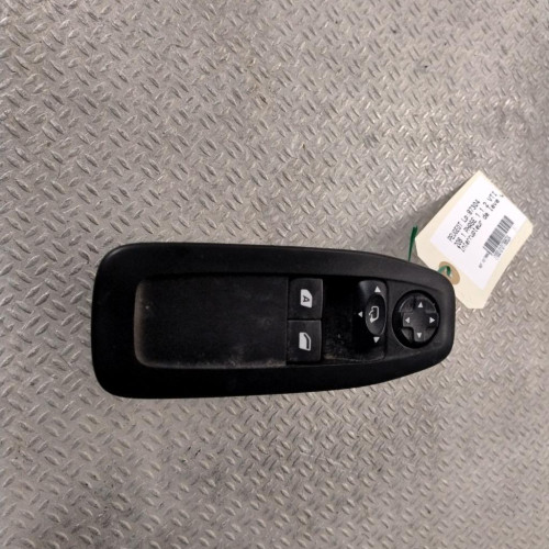 Commande lève-glace porte avant gauche Peugeot 208 I 1.2 vti 82 (2012)