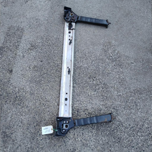 Traverse inférieure armature avant Renault SCÉNIC III 1.9 dci (2009)