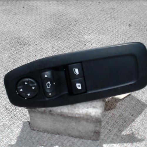 Commande lève-glace porte avant gauche Peugeot 208 I 1.4 hdi (2012) 3 portes